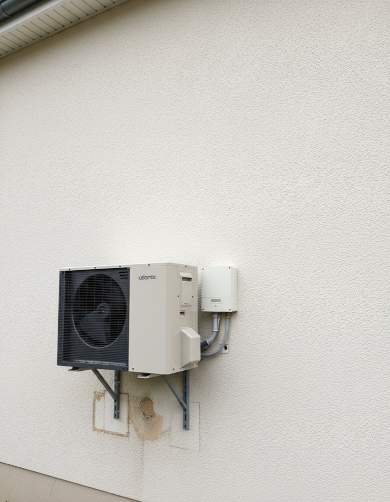 Pompe à chaleur posée, mur propre