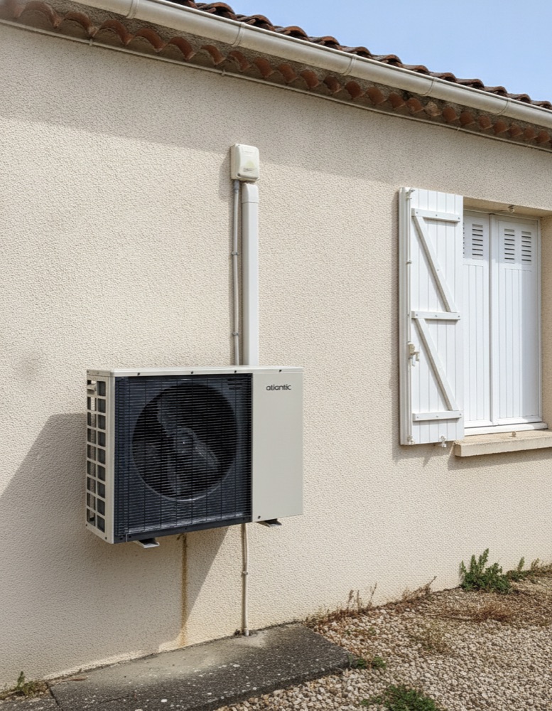 Pompe à chaleur installée sur le mur d'une maison