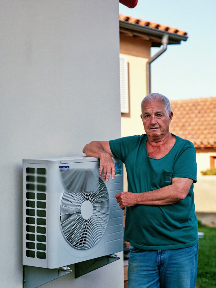 Propriétaire devant sa pompe à chaleur